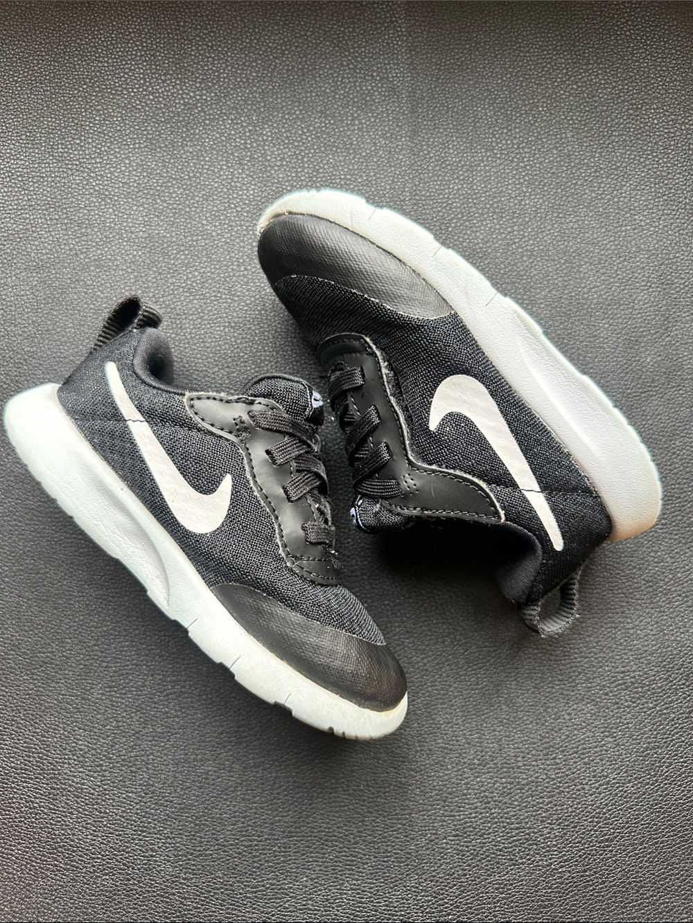 Nike Black and White Toddler Lightweight Sneaker - Picture 3 of 4